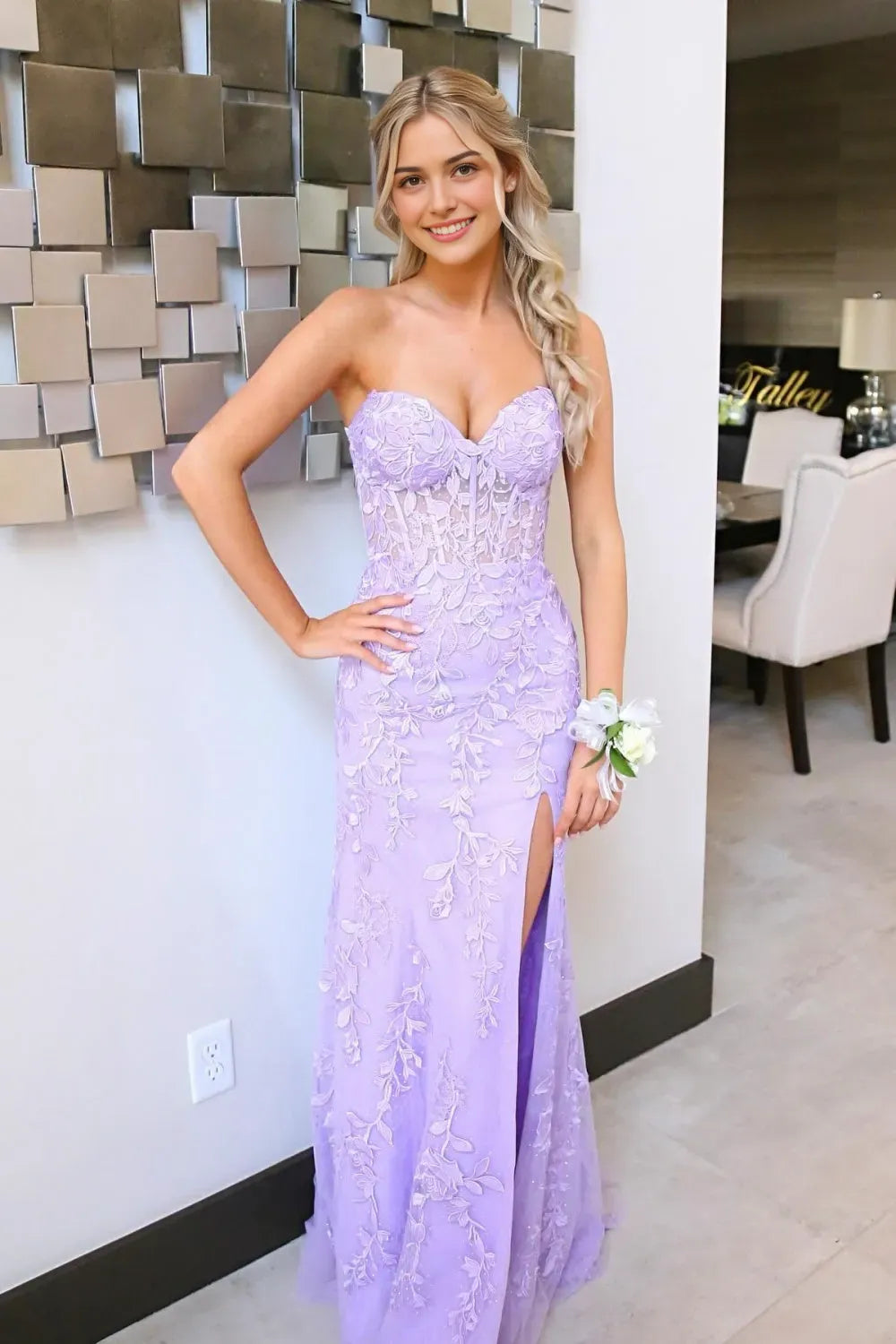 Charming Mermaid V-Neck Lace-Embroidered Appliques Corset Lace-up Floor-Length Prom Dress with Side Slit