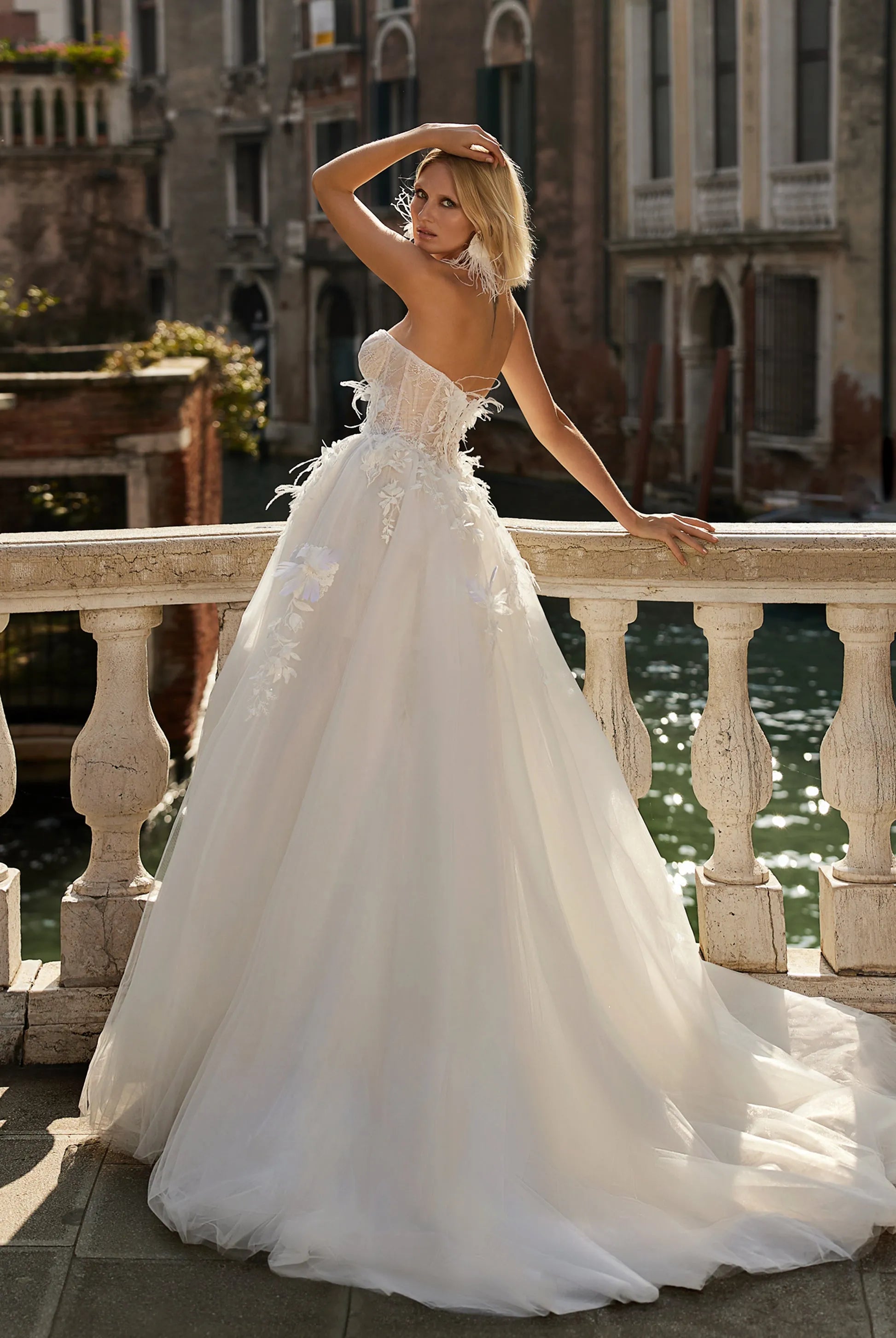 Chic Ball Gown Sweetheart Strapless Open-Back Floor-Length Wedding Dresses