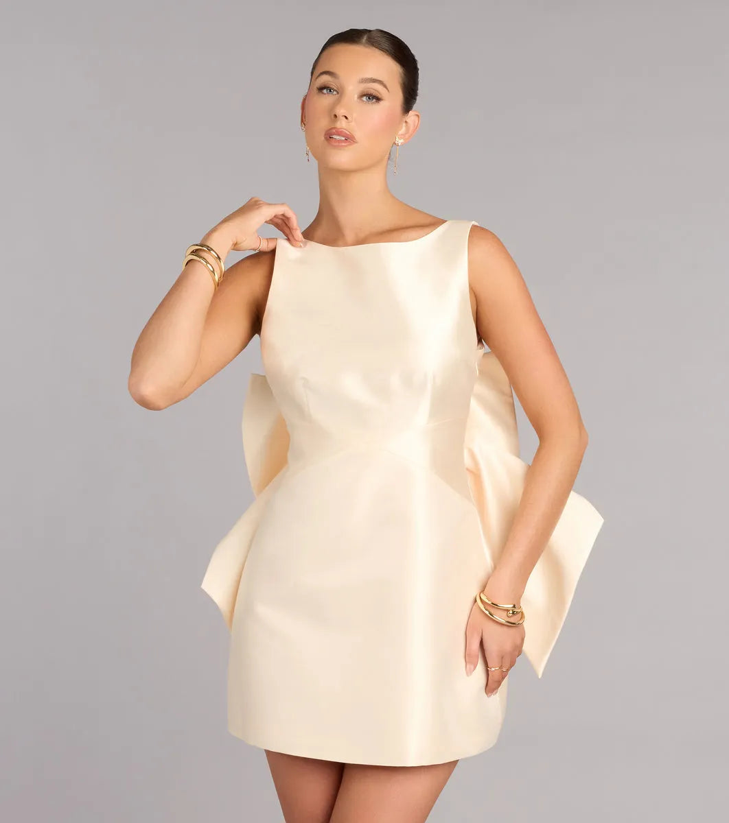 Chic Shift Boat Neck Sleeveless Open-Back Mini Homecoming Dresses