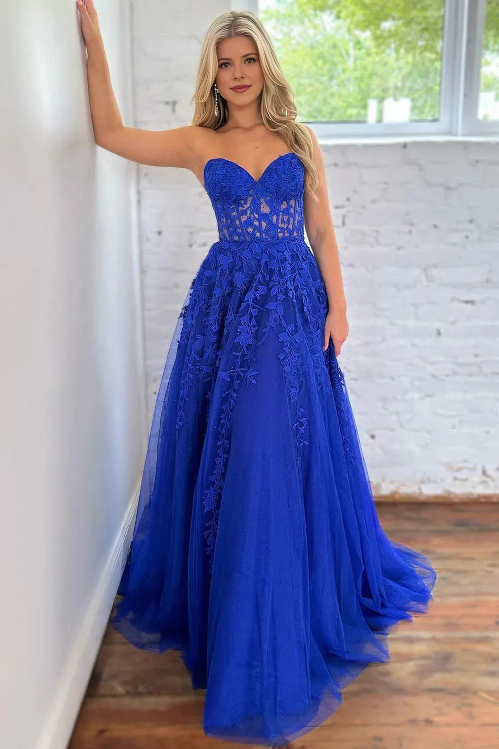 Elegant  Royal Blue A-Line Sweetheart Neck Strapless Lace Up Lace Embellished Tulle Floor-Length Prom Dress With Appliques