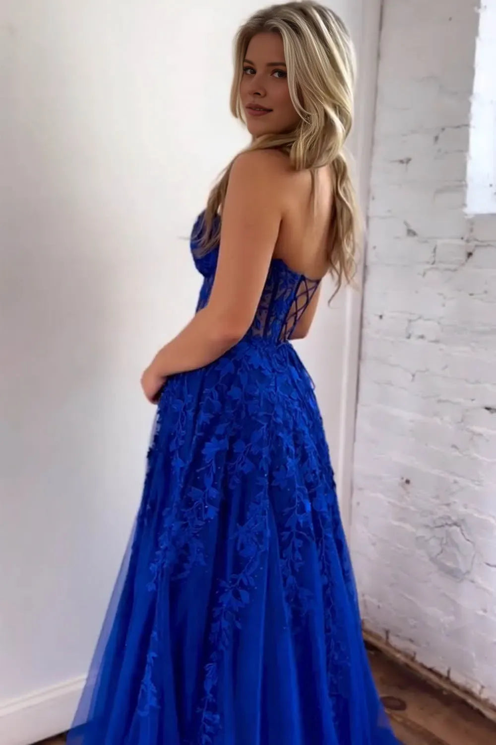 Elegant  Royal Blue A-Line Sweetheart Neck Strapless Lace Up Lace Embellished Tulle Floor-Length Prom Dress With Appliques