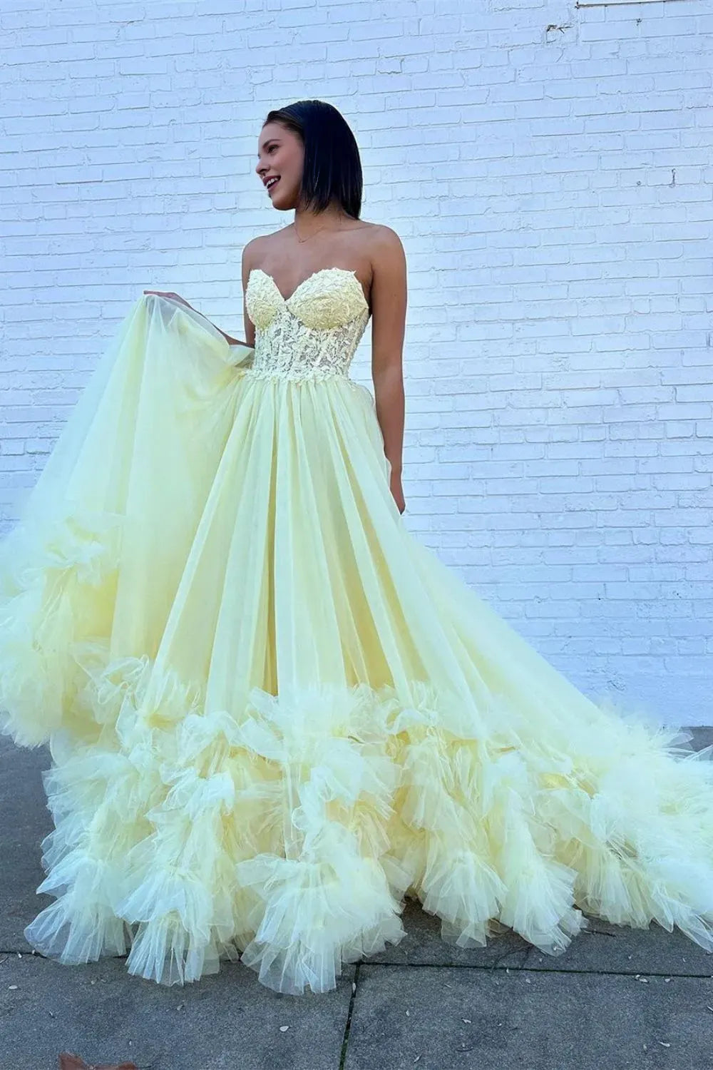 Fashionable Yellow A-Line Sweetheart Neck Strapless Lace Up Lace Embellished Tulle Floor-Length Prom Dress with Appliques Ruffles
