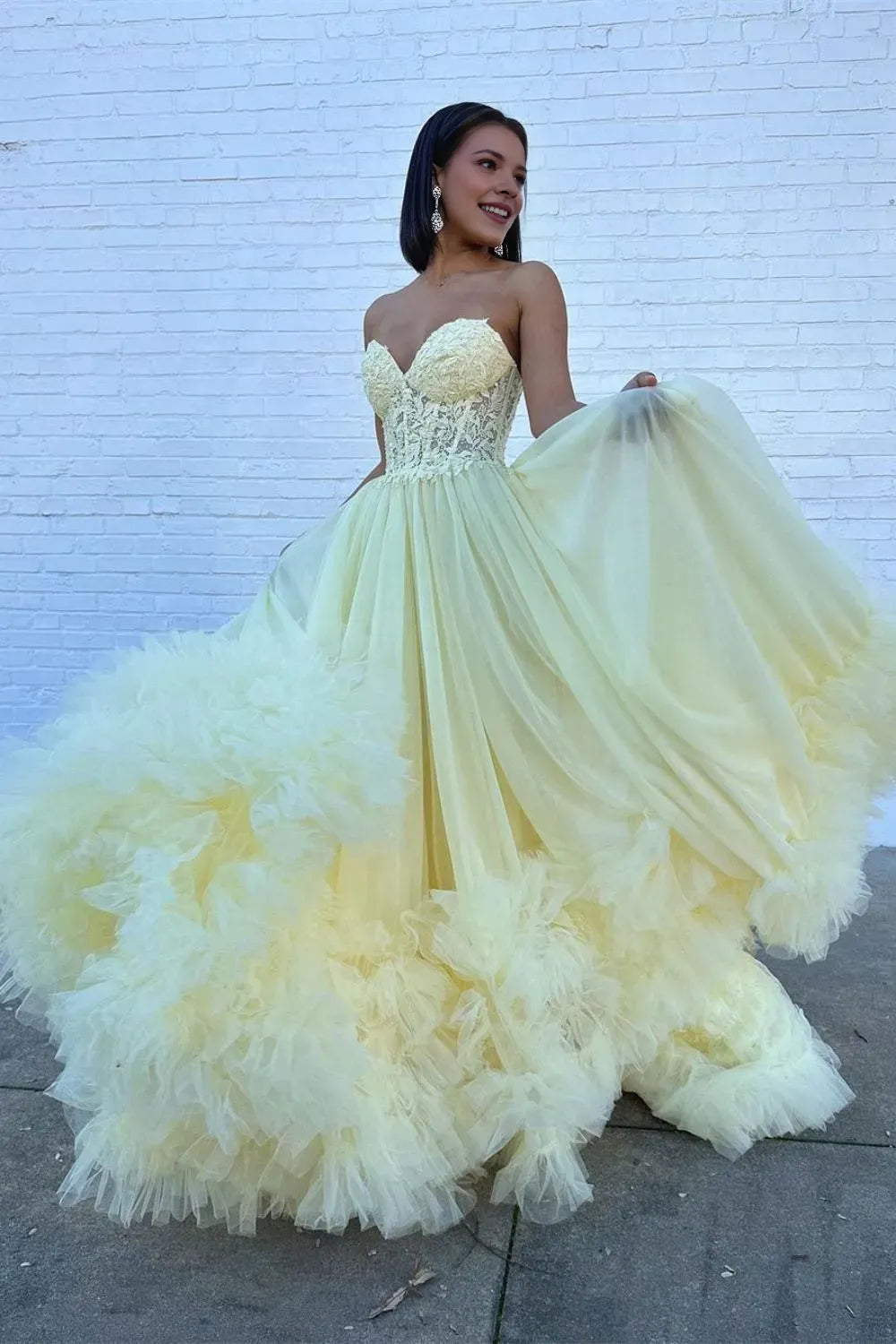 Fashionable Yellow A-Line Sweetheart Neck Strapless Lace Up Lace Embellished Tulle Floor-Length Prom Dress with Appliques Ruffles
