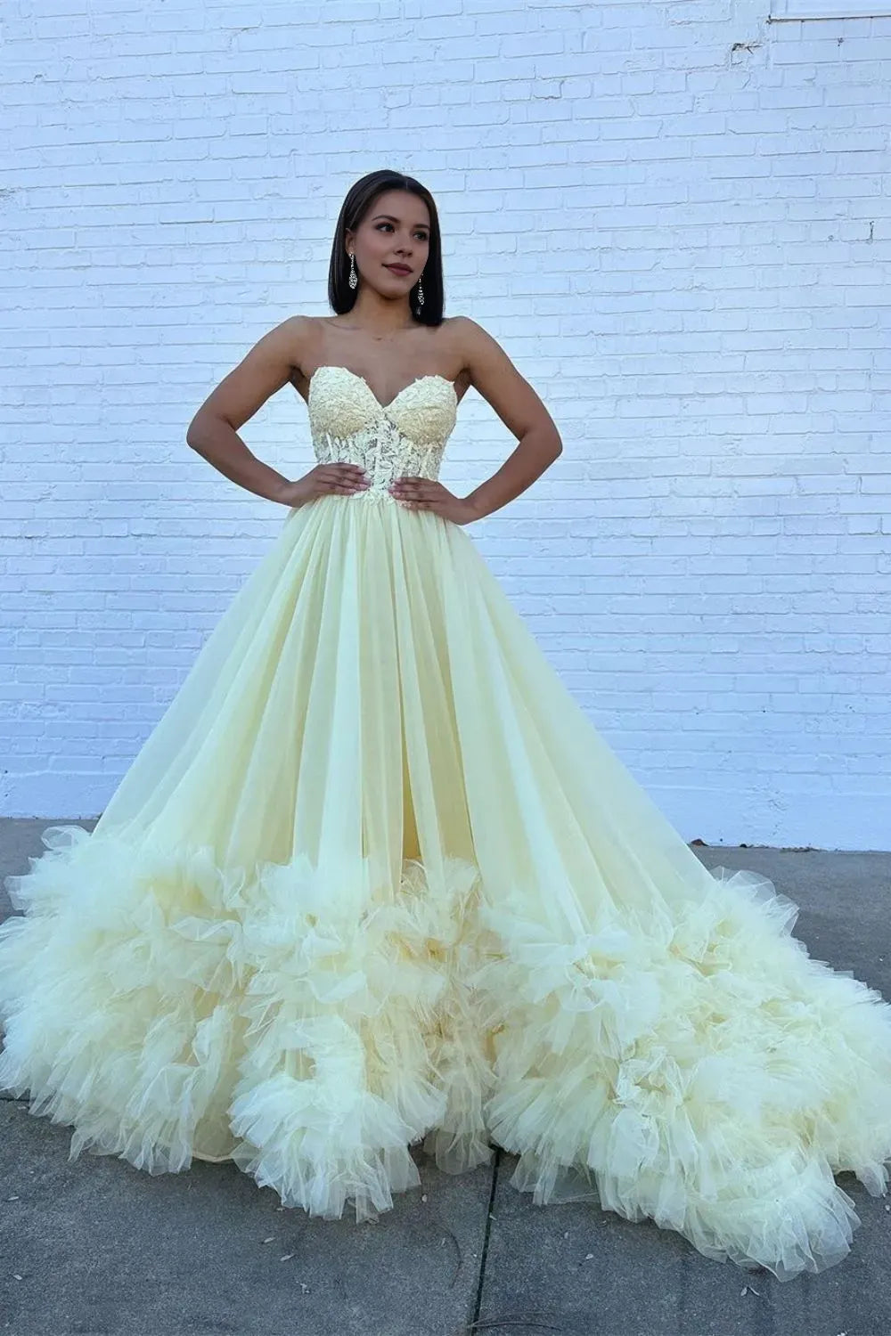 Fashionable Yellow A-Line Sweetheart Neck Strapless Lace Up Lace Embellished Tulle Floor-Length Prom Dress with Appliques Ruffles